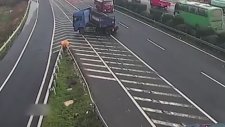 Yolun Ortasında Durarak Birden Fazla Kazaya Sebep Olan Sürücü