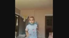 Uzaylı Dansıyla Çaydanlık Şakasını Birleştiren Çocuk