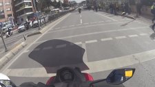 Polisin Önünde Kırmızı Işıktan Geçmek