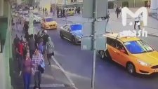 Rusya'da Taraftarların Arasına Dalan Taksici