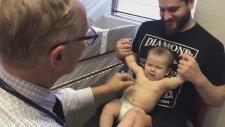 İğne Olacak Bebeğe Şarkı Söyleyip Oyun Oynayan Doktor