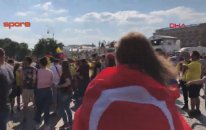 Rus şarkıcı, Türk bayrağı ve darbukayla Moskova sokaklarını gezdi
