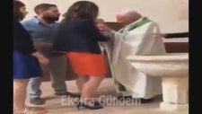 Vaftiz Sırasında Ağlayan Bebeği Tokatlayan Rahip
