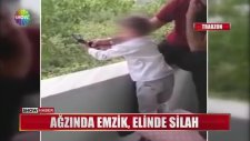 Ağzında Emziği Olan Çocuğuna Eline Silah Tutuşturup Ateş Ettiren Baba