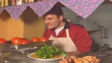 Alpay Özalan'ın Salataya Limon Yerine Elma Sıkması