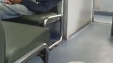 Otobüste Uyuya Kalıp Koltuktan Düşüp Uyanmayan Adam
