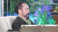 Adnan Oktar'ın Kendisine Soru Soran Kızı En İnce Ayrıntısına Kadar Beğenmesi