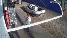 Kadının Önünden Uçarak Geçen Motosiklet