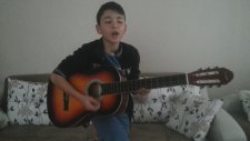 34 Aboneye Özel Gitar Çalan Çocuk