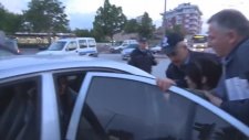 Aranması Olan Kızı Zorla Gözaltına Alan Polis !!!