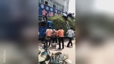 Bezelye Yüklü Kamyonuyla İnsanları Kurtaran Sürücü