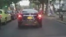 Pervasız Sürücünün Önünü Kesip Durduran Diğer Sürücüler