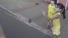 Büyük Kız ile Küçük Kızın Vuvuzela Kapışması