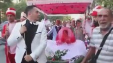 Düğünü İçin Karadan Tekne Yürüten Damat