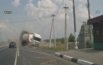 Rusya'da Kontrolden Çıkan Kamyon Dehşet Saçtı