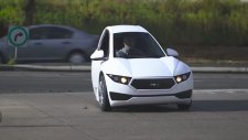 Üç Tekerlekli Yarısı Yokmuş Gibi Duran Elektrikli Araç