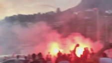 Galatasaraylı futbolcular stattan meşalelerle ayrıldı