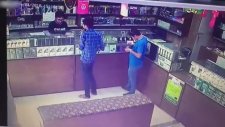 Adamın Sigarasını Yakarken Çakmağın Patlaması