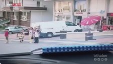 Polis Aracını Esas Duruşta Selamlayan Çocuklar