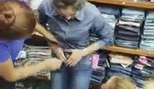 Üstü Üste Kot Pantolon Giyip Çalmaya Çalışan Kıza Tokat Yağmuru