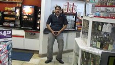 Benzin İstasyonu Çalışanı Ve Müşteri Arasındaki Komik Tartışma