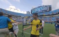 Pulisic genç hayranını polisin elinden kurtardı