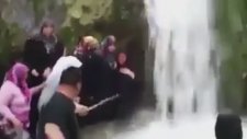 Ben Mehdiyim Diyerek Kadınları Şelaleye Sokurup Çıkaran Adam