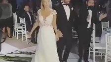 Sinan Güleryüz ve Özge Özder'in İlginç Dansı