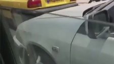 İran’da Başı Açık Araba Süren Kadına Saldıran Kadın