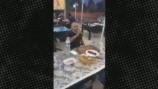 44 Dakikada 301 Çöp Şiş Yiyen Dişsiz Pehlivan