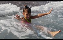 Berkay Bebek İle Plajdayız Denizde Dalgalarla Boğuşuyoruz. Eğlenceli Çocuk Videosu
