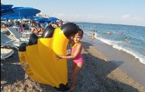 Deniz Havuz İçin Şişme Dev Muz Biz Bunu Çok Beğendik. Eğlenceli Çocuk Videosu