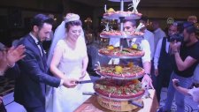 Gelin Ve Damat Düğünde Yaş Pasta Yerine Çiğ Köfte Kesti