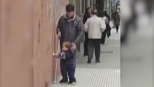 Gözleri Görmeyen Babasına Kılavuzluk Eden Çocuk