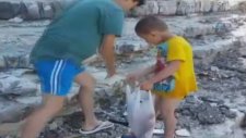 Kandıra Sahilini Çöp Yuvasına Döndüren Tatilcilere Tepki Gösteren Aile