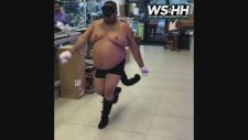 Kedi Kuyruklu Adamın İlginç Dansı