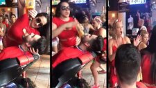 Kendini Avcı Seyirciden Koruyan Barmen Kadın
