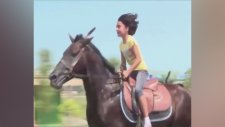 Azeri Kızın At Üstündeki Muhteşem Şovu