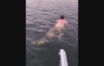 Denizde Yüzmenin Bokunu Çıkaran Adam