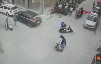 Kaza Yaptıktan Sonra Tokalaşan Motosikletliler