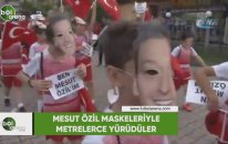 Mesut Özil maskeleriyle metrelerce yürüdüler