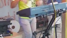 Uşaklı Çılgın Davulcu'nun Düğünün Önüne Geçen Performansı