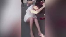 Aldatılan Kadının Genç Kızı Perişan Etmesi