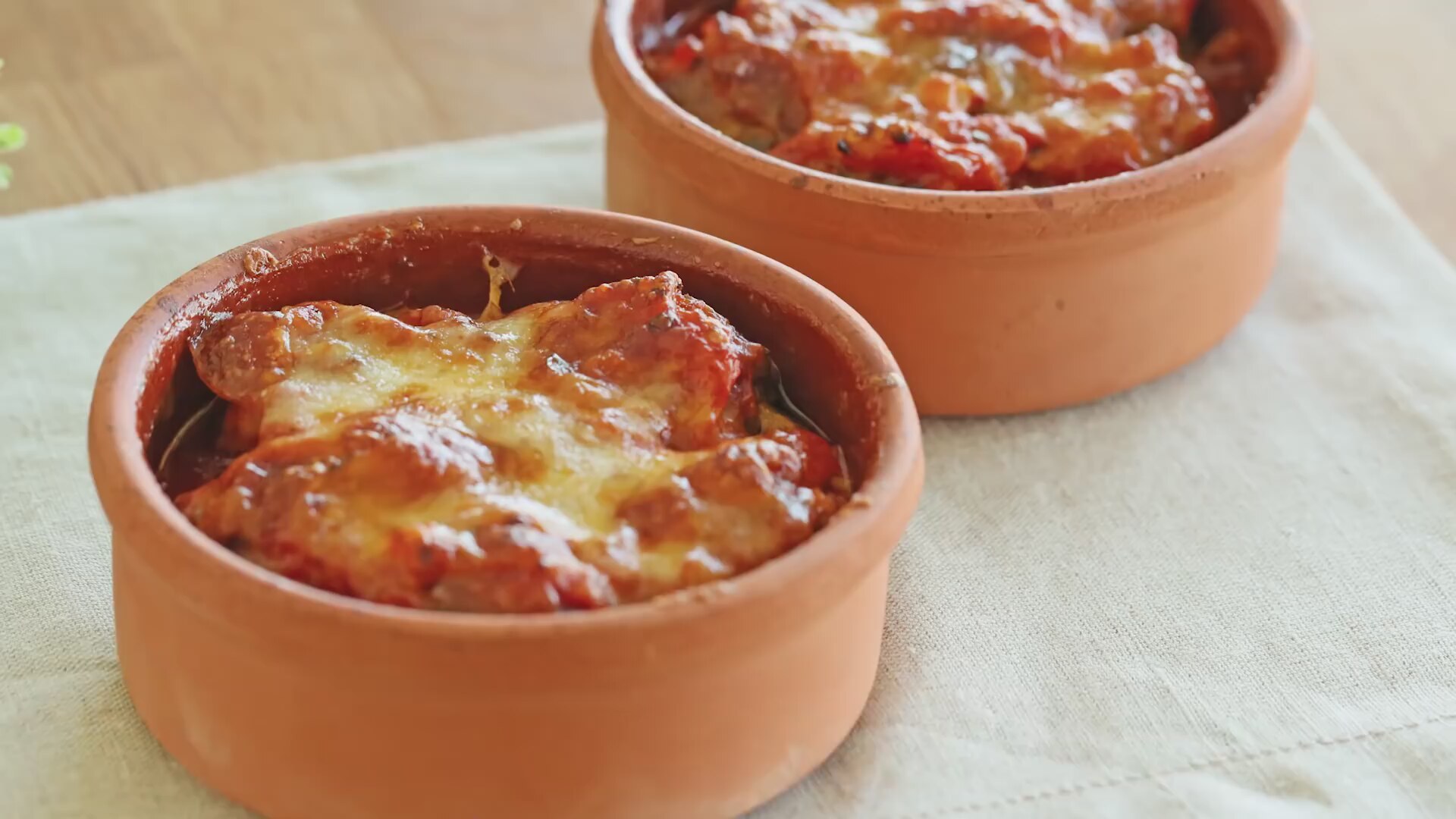 Güveçte Domates Soslu Köfte Tarifi Güveçte Domates Soslu Köfte Tarifi