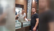 Takımı İçin Eşinin Bileziklerini Satan Taraftar