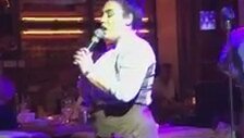 Sesi ile Müşterileri Mest Eden Garson Kız