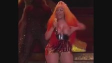Nicki Minaj Elbisesinin Azizliğine Uğradı