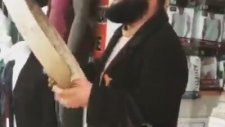 Tefin Arkasından Dil Çıkaran Sofi