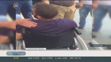 Tıpış Tıpış Yürümeye Başlayan Engelli Sandalyedeki Dilenci