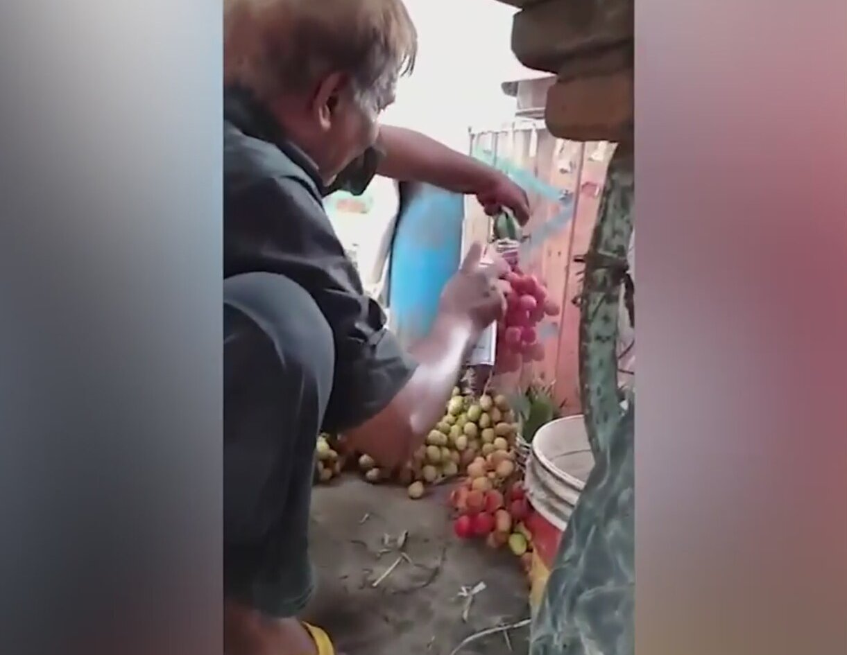 Çürük Üzümleri Sprey Boya İle Boyayan Sahtekar Pazarcı Çürük Üzümleri Sprey Boya İle Boyayan Sahtekar Pazarcı